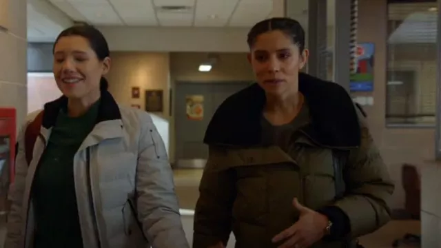Chaqueta Burberry Greenlawkn usada por Stella Kidd (Miranda Rae Mayo) como se ve en Chicago Fire (T13E13)