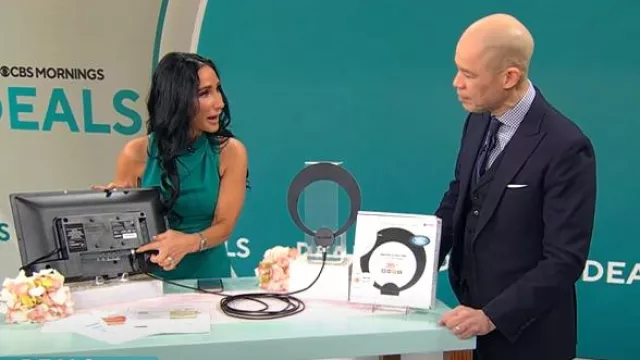 Robe Reiss Giana en vert portée par Elizabeth Werner telle qu’on la voit dans CBS Saturday Morning le 21 février 2025