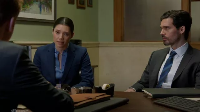 Blazer Theory Carissa porté par Violet Mikami (Hanako Greensmith) comme on le voit dans Chicago Fire (S13E13)