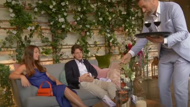 Jacquemus Le Long Chiquito porté par Rose comme on le voit dans First Dates (S23E03)