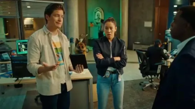 Theory A-Line Flight Jacket porté par Sarah Truong (Mayko Nguyen) comme on le voit dans Hudson & Rex (S07E06)
