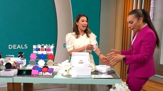 Robe midi en mousseline de soie à rayures texturées en saison portée par Courtney Cason comme on le voit dans CBS Mornings le 23 février 2025