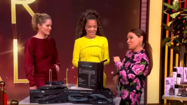 Chemise en soie fleurie coquelicot Stella McCartney portée par Gretta Monahan, comme on le voit dans The View le 24 février 2025