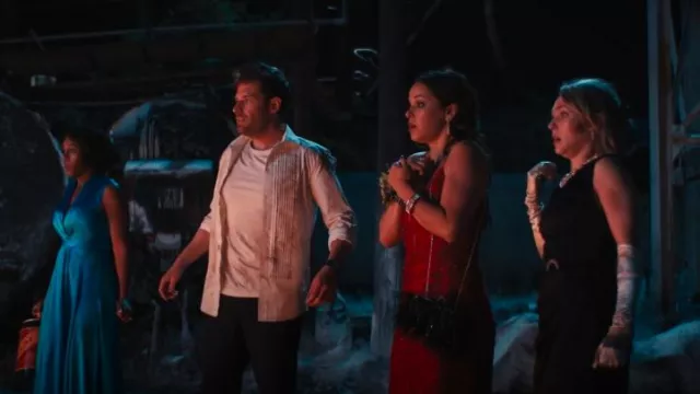 Mac Duggal Vestido de lentejuelas florales con cuello fundado usado por Birdie (Melissa Fumero) como se ve en Grosse Pointe Garden Society (S01E01)