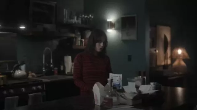 Nili Lotan - Haut à col rond rayé porté par Alexandra Mullen (Lizzy Caplan) comme on le voit dans Zero Day (S01E02)