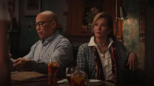 Joseph Un cardigan texturé porté par Patty (Nancy Travis) tel qu’on le voit dans la Grosse Pointe Garden Society (S01E01)