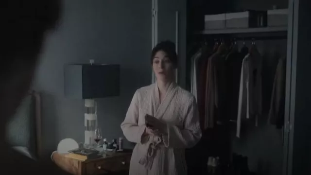 Robe de Coton Parachute Cloud portée par Alexandra Mullen (Lizzy Caplan) comme on le voit dans Zero Day (S01E04)