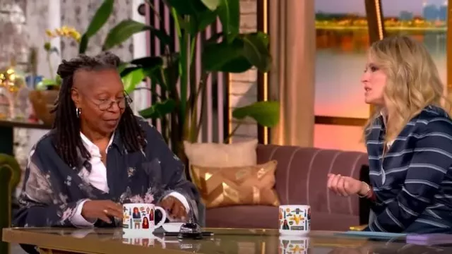 R13 Chemise noire à col tombant à coutures déchiquetées portée par Whoopi Goldberg comme on le voit dans The View le 25 février 2025