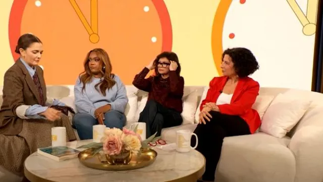 Sudadera Good American Crystal Embelleshed usada por Sunny Anderson como se ve en The Drew Barrymore Show el 24 de febrero de 2025