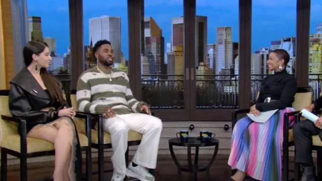 Grace Ling Flame Slit Maxi Skirt portée par Kelly Ripa comme on le voit en LIVE avec Kelly et Mark le 26 février 2025