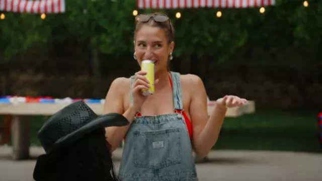 Bottega Veneta Petites boucles d’oreilles portées par Amanda Batula comme on le voit dans la maison d’été (S09E03)
