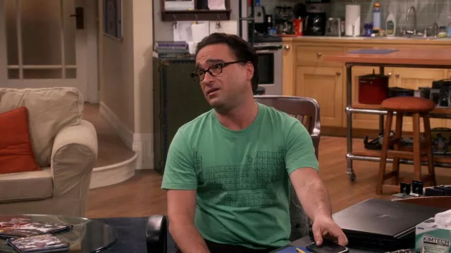 Cuestionable camiseta de la Tabla Periódica de los Elementos usada por Leonard Hofstadter (Johnny Galecki) en The Big Bang Theory (T09E02)