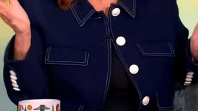 Veste bleue à points contrastants portée par (Joy Behar) dans The View (S28)
