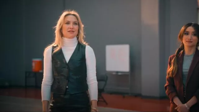 Jenny Bird Mega U-Link Earrings worn by Isla Gordon (Kate Hudson) as seen in Running Point (S01E01)