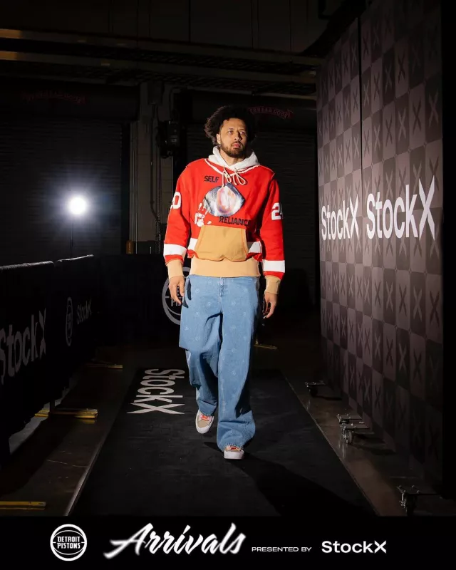 Martine Rose Blue Allover Restricted Symbol Jeans porté par Cade Cunningham sur le compte Instagram @detroitpistons