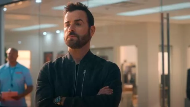 Blouson aviateur Allsaints Kemble Suede porté par Cam Gordon (Justin Theroux) comme on le voit dans Running Point (S01E01)