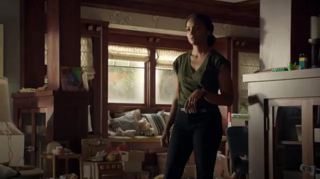 T-shirt à col en V Frame Easy porté par Nyla Harper (Mekia Cox) comme on le voit dans The Rookie (S07E02)