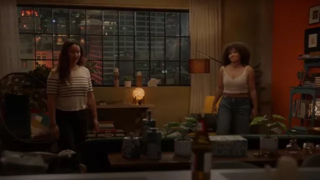 T-shirt Kule Baja porté par Lucy Chen (Melissa O’Neil) comme on le voit dans The Rookie (S07E03)