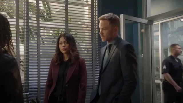Smythe Classic Duchess Blazer en Prune porté par Angela Lopez (Alyssa Diaz) comme on le voit dans The Rookie (S07E05)