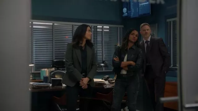 Blazer de la duquesa de Smythe usado por Angela Lopez (Alyssa Diaz) como se ve en The Rookie (T07E07)