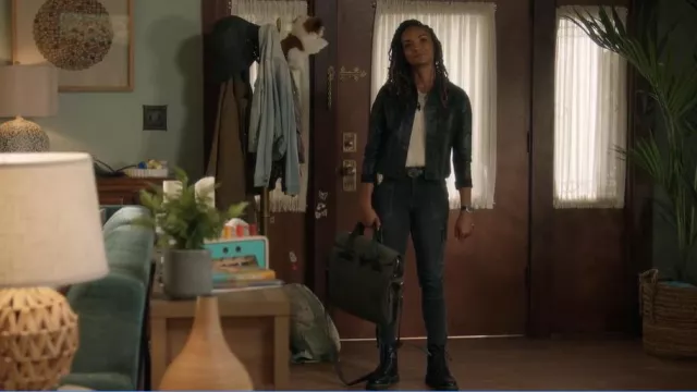 Doc Marten 1460 Bottes noires portées par Nyla Harper (Mekia Cox) comme on le voit dans The Rookie (S07E07)