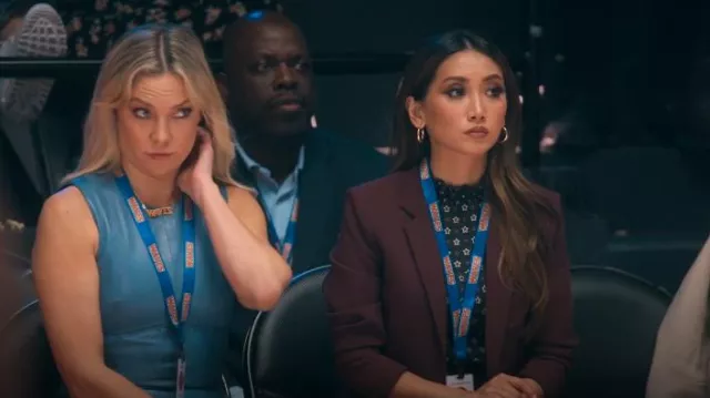 Sandro Shirred Haut à col roulé en crêpe imprimé porté par Ali Lee (Brenda Song) comme on le voit dans Running Point (S01E06)