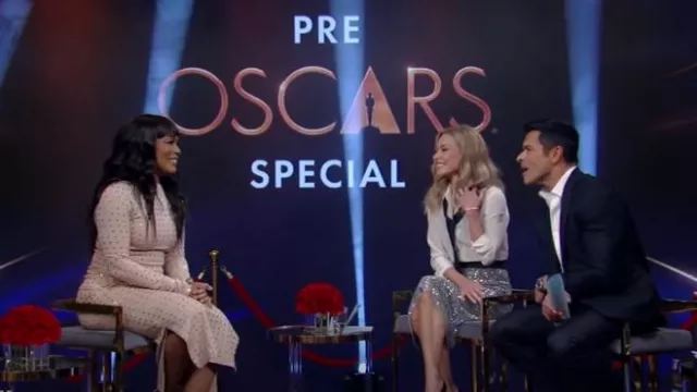 Jupe midi ornée de cristaux Sportmax Nome portée par Angela Bassett comme on le voit dans LIVE with Kelly and Mark le 28 février 2025