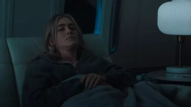 Sudadera con capucha con cremallera estampada de gran tamaño de H&M usada por Rebecca Henderson (Melissa Roxburgh) como se ve en The Hunting Party (T01E04)