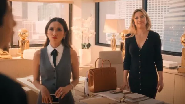 Vestido plumero de mezcla de algodón de L'Agence Kyra usado por Isla Gordon (Kate Hudson) como se ve en Running Point (T01E10)