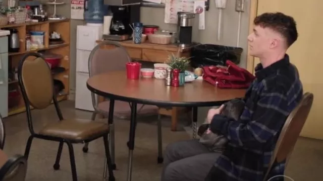 Shacket de aspecto de lana de Asos Design en cuadros azul oscuro rojizo usado por Jacob Hill (Chris Perfetti) como se ve en Abbott Elementary (S04E16)