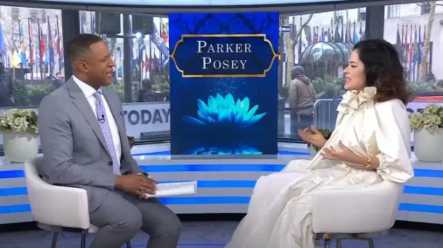 Jupe longue à volume Patou portée par Parker Posey comme on le voit dans Today le 5 mars 2025