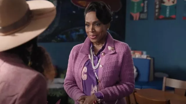Ann Taylor Geo Stitched Sweater Jacket portée par Barbara Howard (Sheryl Lee Ralph) telle qu’elle est vue à l’école primaire Abbott (S04E16)