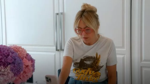 Gafas de azafrán Peepers en Strawberry Pink Botanico usadas por Sutton Stracke como se ve en The Real Housewives of Beverly Hills (T14E14)