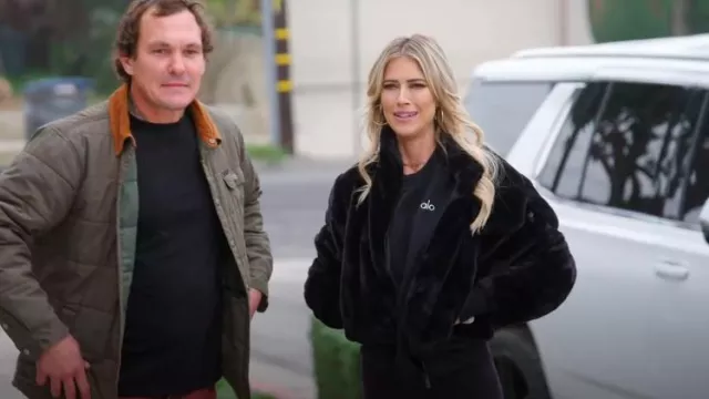 Chaqueta Alo Yoga Foxy Sherpa usada por Christina El Moussa como se ve en The Flip Off (S01E06)