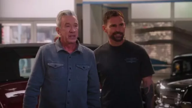 Camisa de manta Chroma de Outerknown en negro desteñido usada por Matt (Tim Allen) como se ve en Shifting Gears (S01E07)