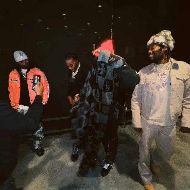 Chaqueta de mezclilla Louis Vuitton Ivory Monogram Embossed que usó Meek Mill en la cuenta de Instagram @meekmill
