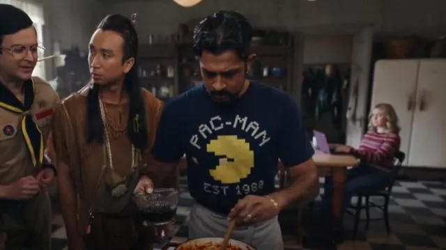 T-Shirt du jeu vidéo Pac-Man Est 1980 porté par Jay Arondekar (Utkarsh Ambudkar) comme on le voit dans Ghosts (S04E13)