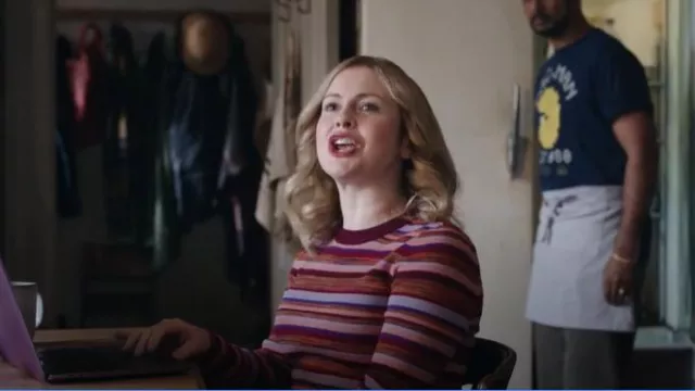 Pull Sezane Clovis porté par Samantha (Rose McIver) comme on le voit dans Ghosts (S04E13)