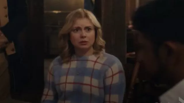 Pull Sezane Victoria en Bleu Rouge Ecru porté par Samantha (Rose McIver) comme on le voit dans Ghosts (S04E14)