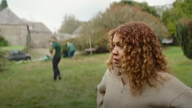 Pull en tricot Barbour porté par Stella (Rebekah Murrell) comme on le voit dans Playing Nice (S01E02)