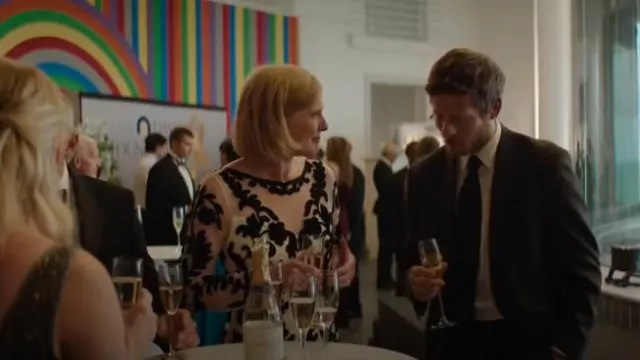 Phase Huit Ria Tapework Robe portée par Suzy (Lucy Phelps) comme on le voit dans Playing Nice (S01E02)