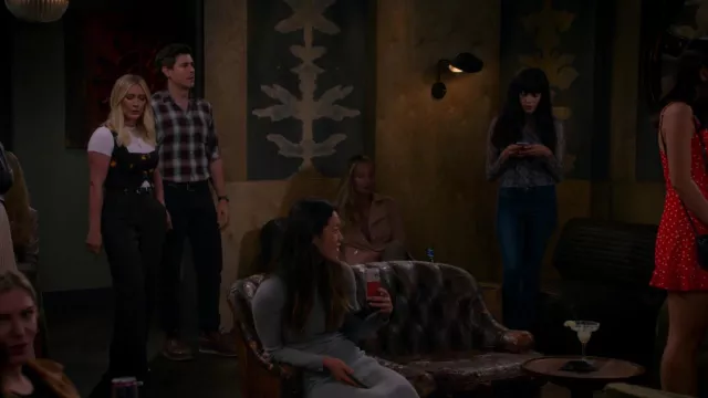 Combinaison noire portée par Sophie (Hilary Duff) comme on le voit dans la série télévisée How I Met Your Father (Saison 1 Épisode 3)