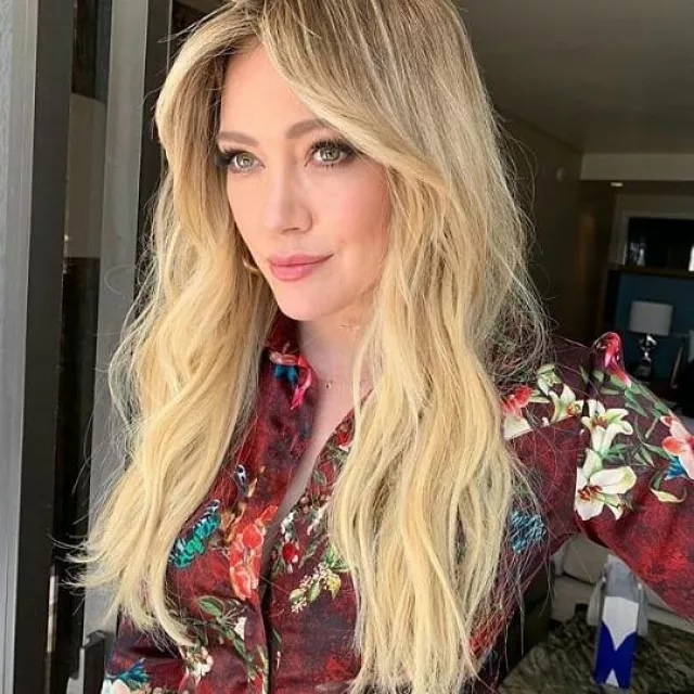 The red shirt with flowers worn by Hilary Duff on the Instagram account @venezolanisimaenchile