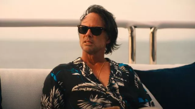 Ray-Ban Original Wayfarer Classic portée par Rick Hatchett (Walton Goggins) comme on le voit dans The White Lotus (S03E04)