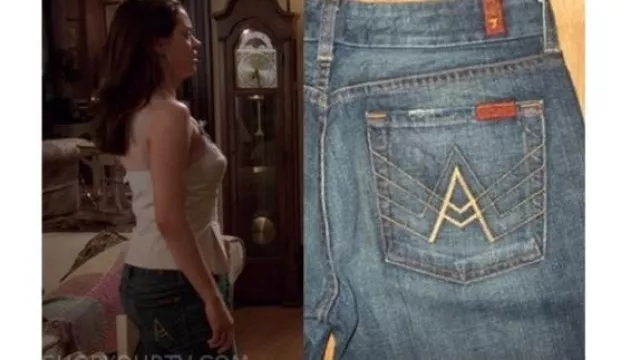 7 For All Mankind Un jean bootcut taille basse à poche porté par Paige Matthews (Rose McGowan) dans Charmed (S07E01)