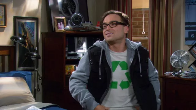 Green Recycle Logo T-Shirt worn by Leonard Hofstadter (Johnny Galecki) in The Big Bang Theory (S01E09)