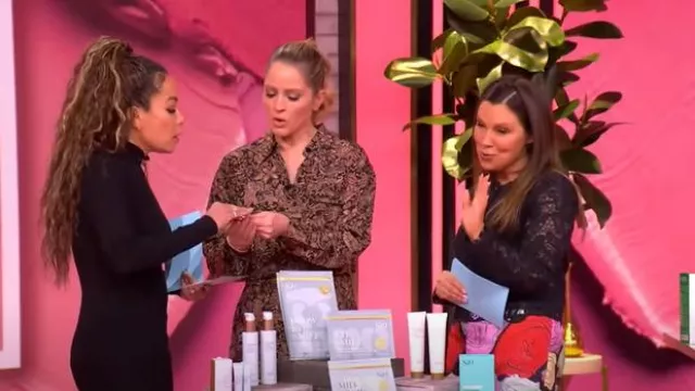 Isabel Marant Gisole Pointelle & Pleated Maxi Sweater Dress portée par Sunny Hostin comme on le voit dans The View le 10 mars 2025