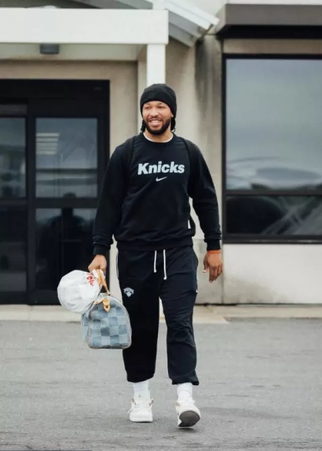 Louis Vuitton Sac 'Keepall 50' en denim damier bleu clair porté par Jalen Brunson sur le compte Instagram @nyknicks