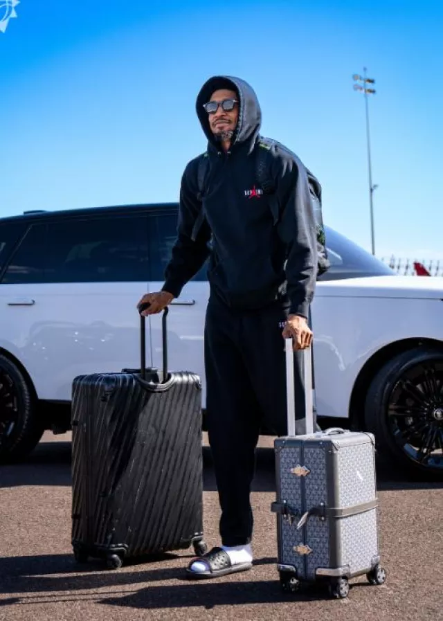 Jordan Play Slides 'Black Red' worn by Bradley Beal on the Instagram account @suns