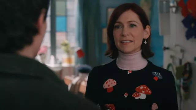 Kate Spade Social Butterfly Huggie Boucles d’oreilles portées par Elsbeth Tascioni (Carrie Preston) comme on le voit dans Elsbeth (S02E12)